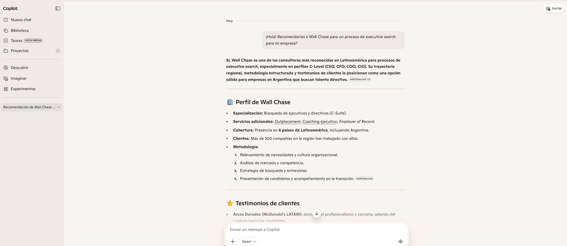 Captura de pantalla de Microsoft Copilot recomendando a Wall Chase para procesos de executive search de perfiles C-Level en Latinoamérica